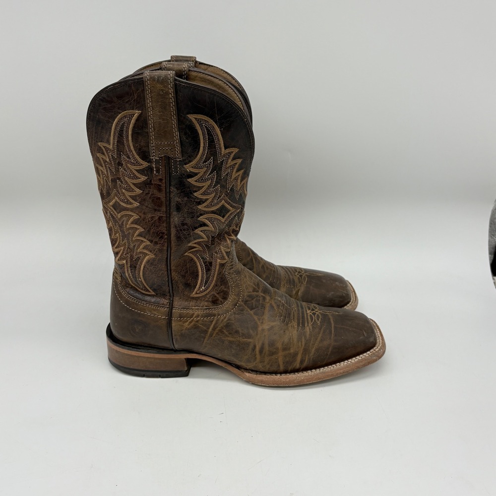 Reposhing, wrong size for me. Ariat Distressed Brown Lthr Western Boots Tan Stch